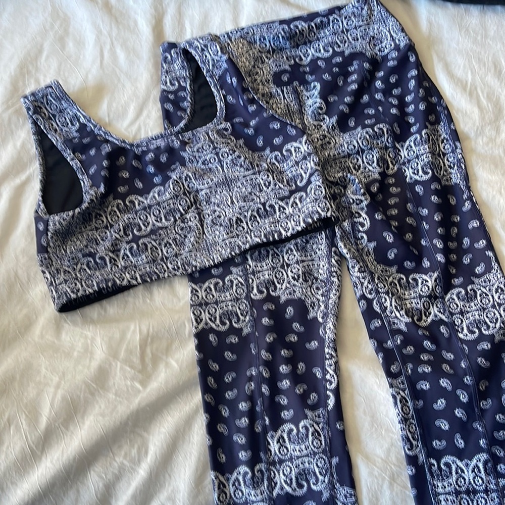 Bandier set, lightly worn
